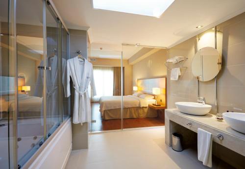 伊斯肯德伦阿纳蒙伊斯肯德伦酒店的一间带两个盥洗盆的浴室和一间卧室