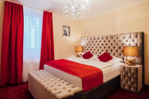 汉堡Hotel CULT Hamburg的一间卧室配有一张带红色窗帘的大床