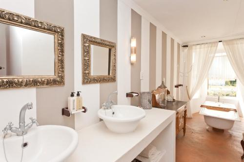 奥茨胡恩Oue Werf Country House的白色的浴室设有水槽和镜子