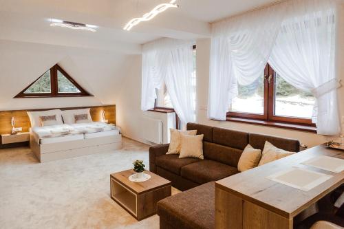斯祖贝莱克Villa Silvia的客厅配有沙发和桌子