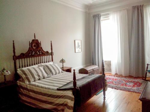 波尔图Casa Familiar do Porto的一间卧室设有一张床和一个大窗户