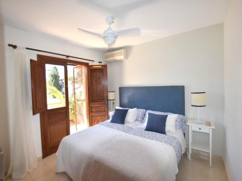 哈维亚Casa Arenal的一间卧室配有一张床和吊扇