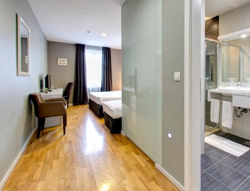 莫斯塔尔米拉斯别墅酒店的一间酒店客房 - 带一张床和一间浴室