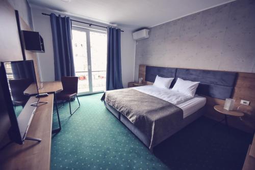 蒂米什瓦拉Villa Rosa的酒店客房设有床和窗户。