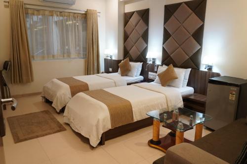 伊维尔格兰德帕丽斯酒店客房内的一张或多张床位