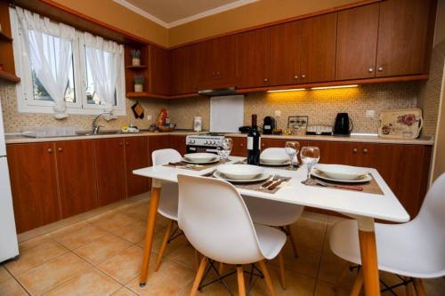 康托卡利D&C APARTMENT2的厨房配有白色的桌子和白色的椅子
