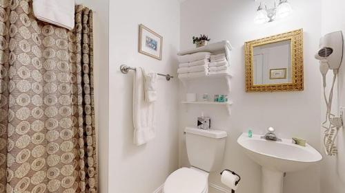 欧申格罗夫海洋广场住宿加早餐旅馆的白色的浴室设有卫生间和水槽。
