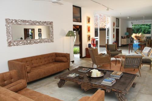 阿鲁特伽马The Aluthgama House的客厅配有沙发和桌子