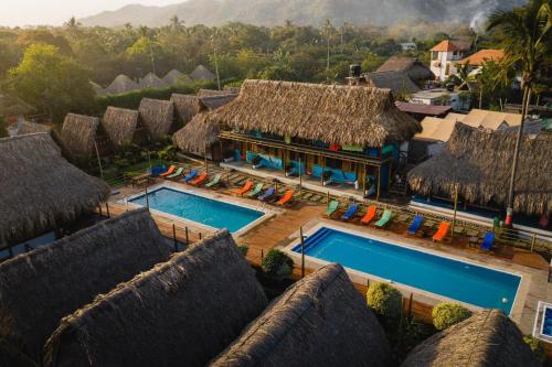 帕洛米诺Tiki Hut Hostel的享有度假胜地的空中景致,设有2个游泳池