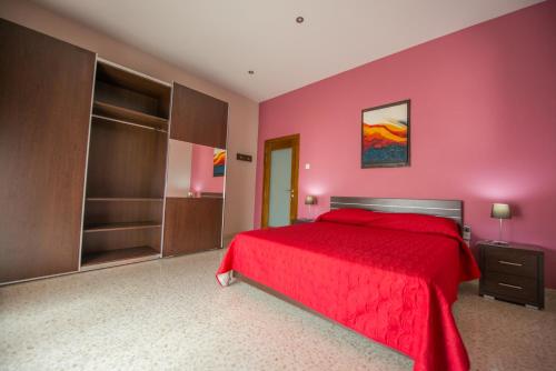 维洛里奥萨Vittoriosa Seafront Highly Furnished Apartment FL 4的一间卧室配有红色的床和红色毯子