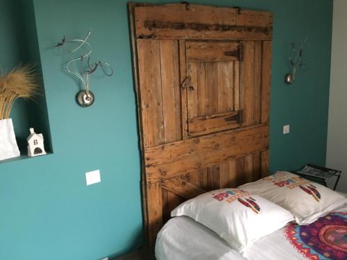 MalissardGîte PLACE FOR YOU的一间设有木门和床的房间