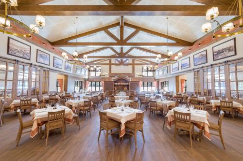 萨洛PortAventura Hotel Colorado Creek - Includes PortAventura Park Tickets的用餐室设有桌椅和窗户。