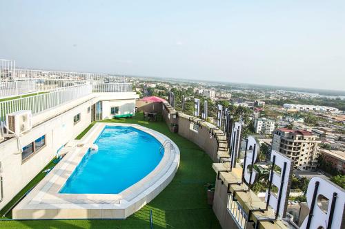 杜阿拉Residence Le Carat Bonapriso的大楼顶部游泳池的顶部景色