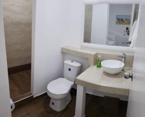 圣安德烈斯Coral House San Andres的浴室配有白色卫生间和盥洗盆。