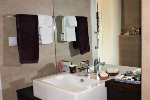 马德里BERNABEU, luxury y luminoso apartamento entero的浴室配有盥洗盆、镜子和毛巾