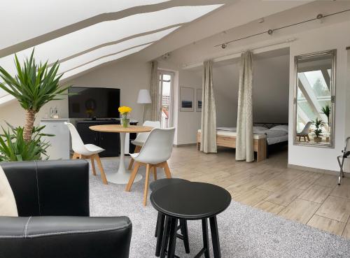 慕尼黑慕尼黑竞技场城市酒店的客厅配有沙发和桌子