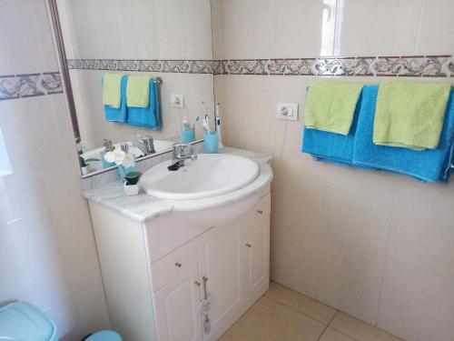 滨海帕尔姆Laderas del Palmar的一间带水槽和镜子的浴室