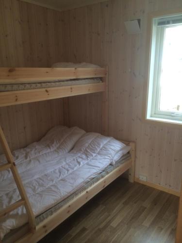 奥特然IMA Tursenter的一间卧室设有两张双层床和一扇窗户。