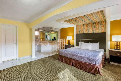 经济木屋海滩及海滨大道酒店客房内的一张或多张床位