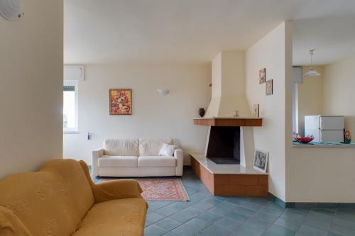 托雷苏达°la casetta d'Amare°的带沙发和壁炉的客厅