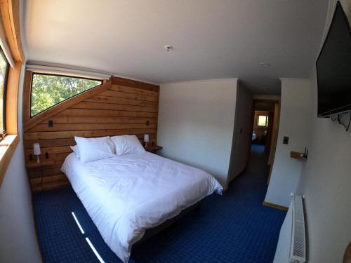 拉斯特朗卡斯Las Bravas Lodge的卧室配有一张大白色床和窗户