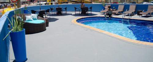 萨尔瓦多巴伊亚索尔玛酒店的游轮上的游泳池,配有桌椅
