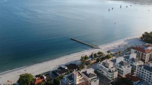弗洛里亚诺波利斯卡纳斯维尔莱斯海酒店的享有海滩和建筑的空中景致
