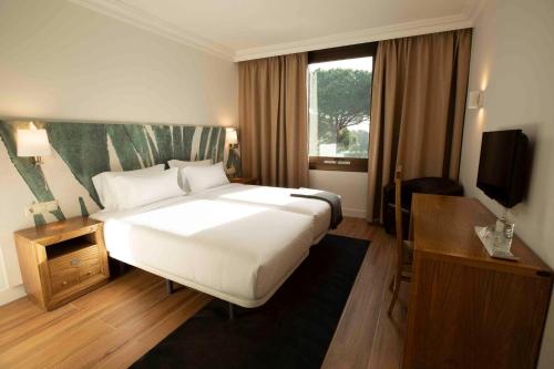 里乌德洛茨·德拉塞尔布拉瓦伊甸园酒店的卧室设有一张白色大床和一扇窗户。