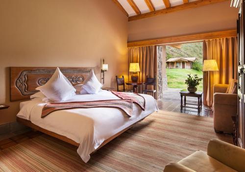 乌鲁班巴茵卡特拉乌鲁班巴酒店的一间卧室设有一张大床和一个大窗户