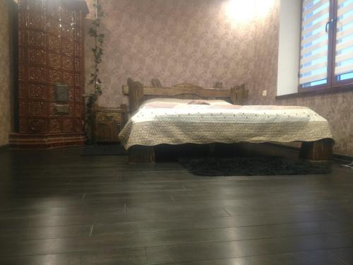 利沃夫Magnificent apartment in Central Lviv的一间卧室配有一张床,铺有木地板
