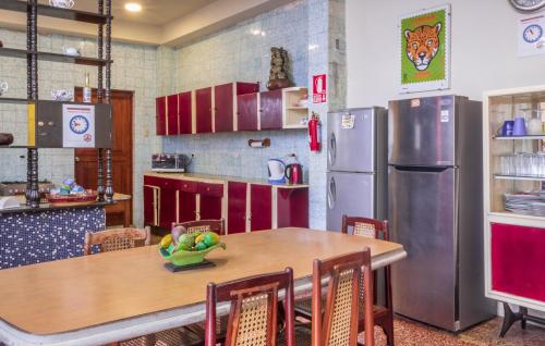 伊基托斯福莱茵道格伊基托斯旅舍的厨房配有木桌和冰箱。