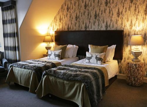 北贝里克No12 Hotel的酒店客房设有两张床和两盏灯。