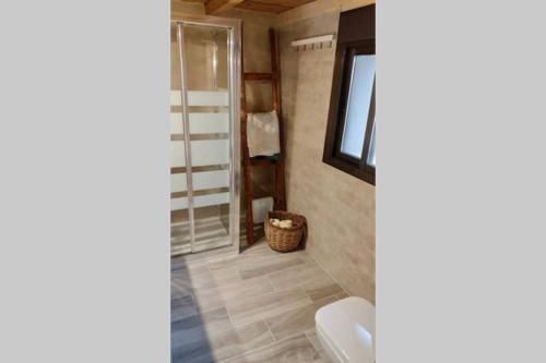 厄尔巴拉克Casa en La Rinconada的一间带卫生间和玻璃淋浴间的浴室