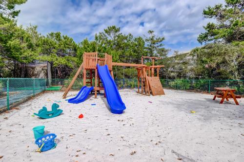 巴拿马城海滩High Pointe Resort的一个带滑梯和沙滩游戏设备的游乐场
