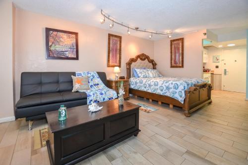 代托纳海滩Daytona Beach studio condo with beautiful Ocean view的客厅配有床和沙发