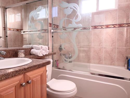温哥华莉莉小屋的浴室配有卫生间、盥洗盆和淋浴。