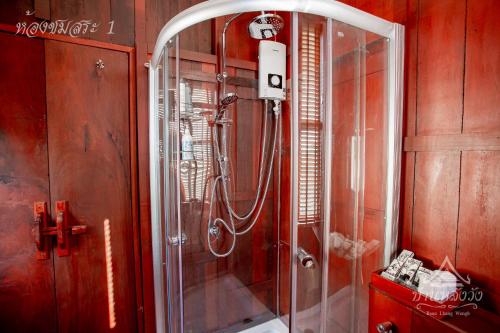 彭世洛Baan Lhang Wangh บ้านหลังวัง的带淋浴的浴室和玻璃门