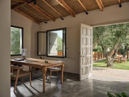 利萨基亚Casa di Pierro的一间带木桌和门的用餐室