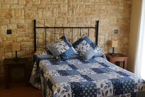莱斯普卢加德夫兰科利森哥拉尔旅馆的一间卧室配有一张带蓝色和白色被子的床