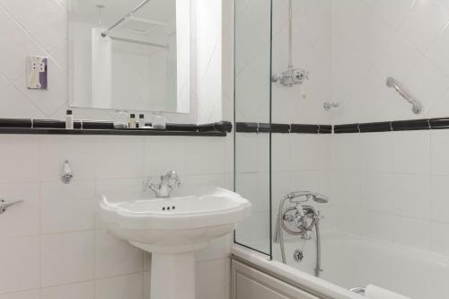伍斯特伍斯特白宫酒店的白色的浴室设有水槽和淋浴。