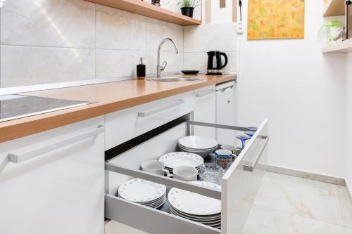 克拉尼斯卡戈拉Apartments Julian Adventure的厨房配有白色橱柜和水槽