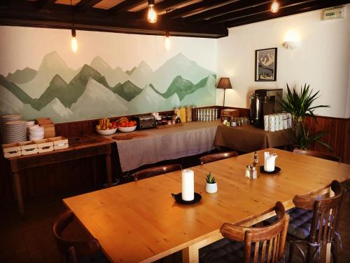 莱德萨阿尔卑斯本艾克尔酒店的一间带桌椅的用餐室和一间厨房