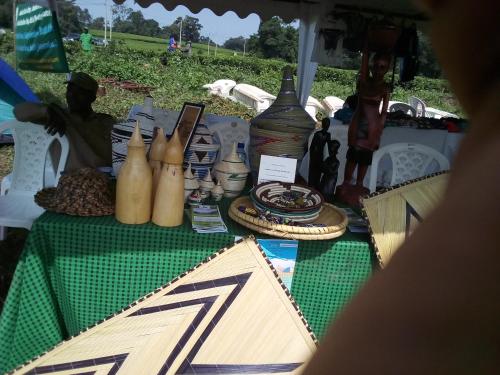 MacubaImuhira Campsites&CBT的一张桌子,上面有绿桌布和花瓶