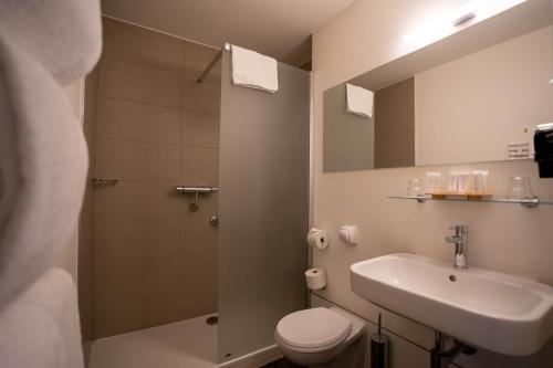 格鲁特·拜加登戈塞特酒店的一间带水槽、卫生间和淋浴的浴室