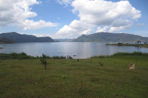 MacubaImuhira Campsites&CBT的一大片水体,背景是群山