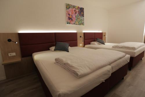 默费尔登-瓦尔多夫Galeria Airport Hotel的配有两张床的酒店客房