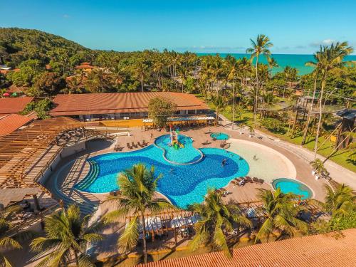 塞古罗港Porto Seguro Praia Resort - All Inclusive的棕榈树度假村泳池的空中景致