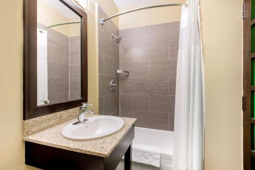 奥沙瓦拉金塔旅馆及套房的一间浴室