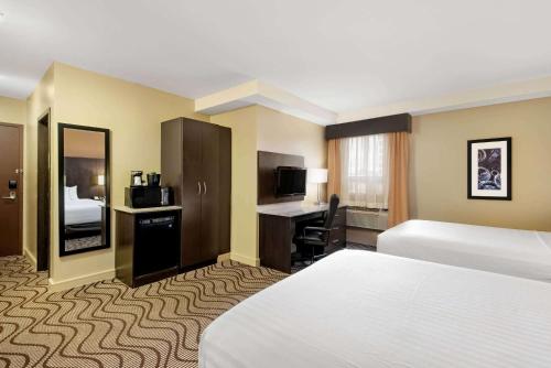 奥沙瓦奥沙瓦拉金塔旅馆及套房的配有一张床和一张书桌的酒店客房