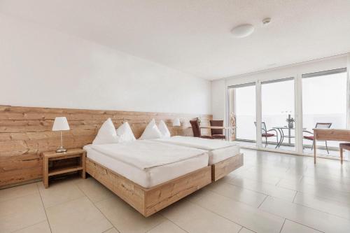 DagmersellenAparthotel Wiggertal - Self Check-in的一间卧室配有一张大床和一张桌子